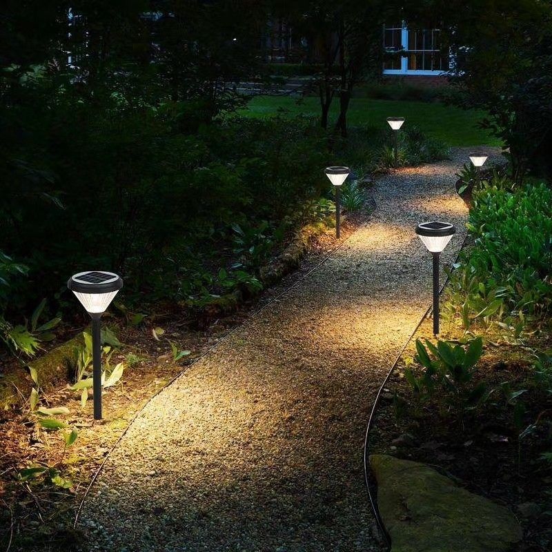 As luzes solares da plataforma cercam Post Lights Outdoor que ilumina o jardim decorativo