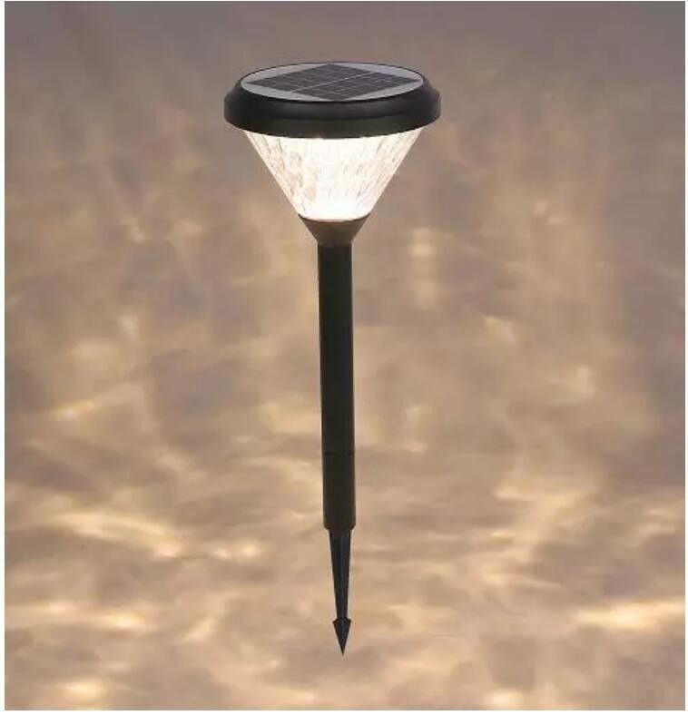 As luzes solares da plataforma cercam Post Lights Outdoor que ilumina o jardim decorativo