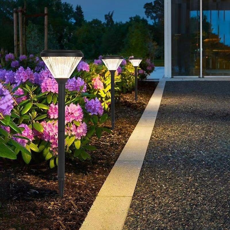 As luzes solares da plataforma cercam Post Lights Outdoor que ilumina o jardim decorativo