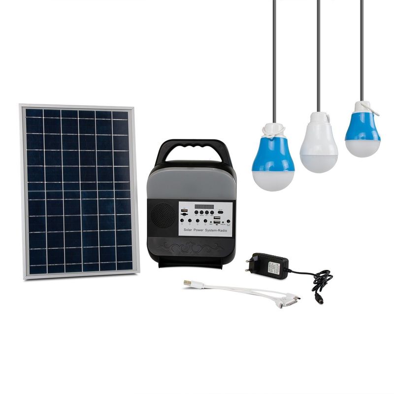 Sistema pequeno da geração das energias solares que ilumina a montanha de acampamento dos esportes exteriores que caminha o de controle remoto