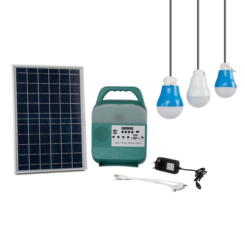Sistema pequeno da geração das energias solares que ilumina a montanha de acampamento dos esportes exteriores que caminha o de controle remoto