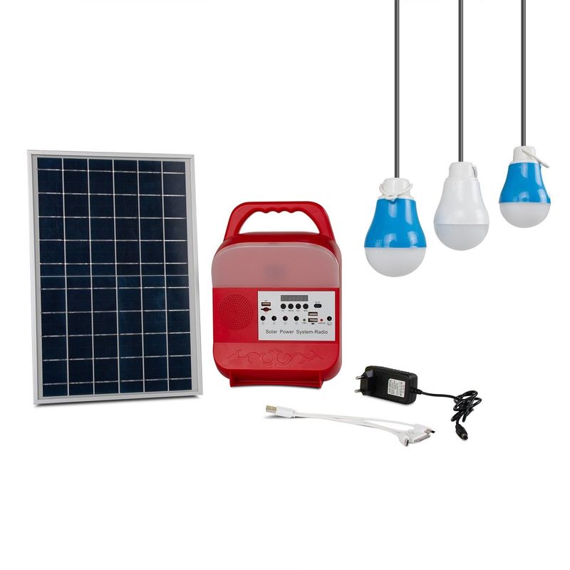 Sistema pequeno da geração das energias solares que ilumina a montanha de acampamento dos esportes exteriores que caminha o de controle remoto