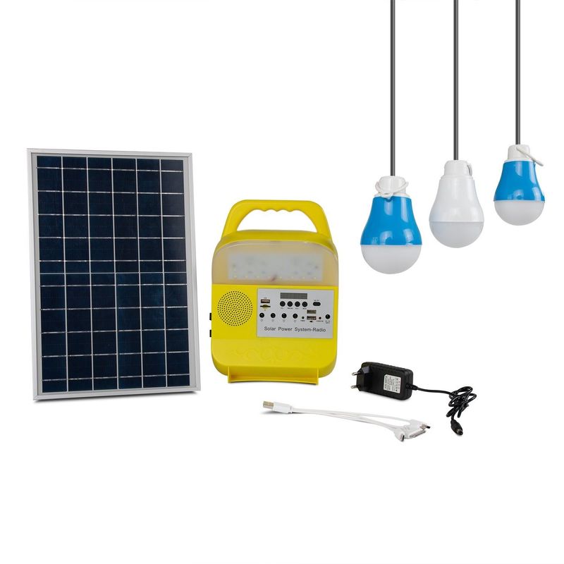 Sistema pequeno da geração das energias solares que ilumina a montanha de acampamento dos esportes exteriores que caminha o de controle remoto