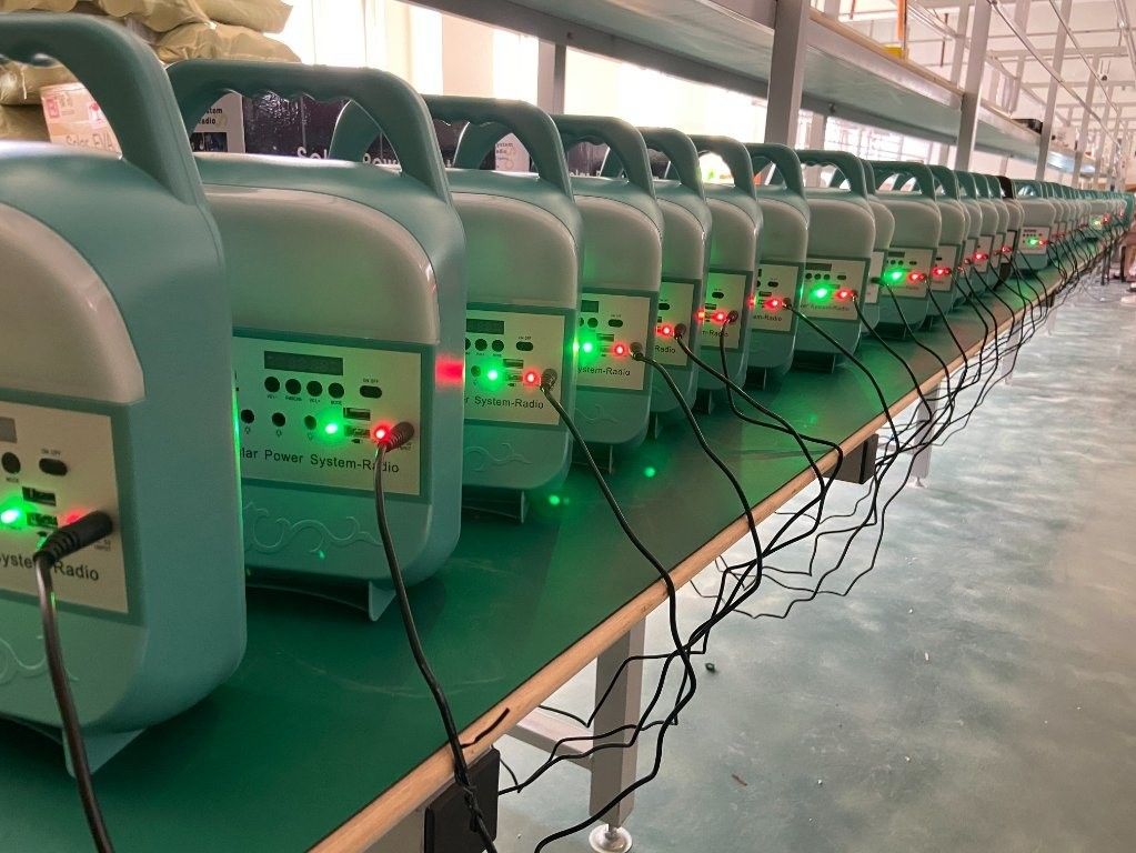 jogos portáteis do sistema de iluminação das energias solares dos bulbos do diodo emissor de luz do sistema 4 do painel 12W solar