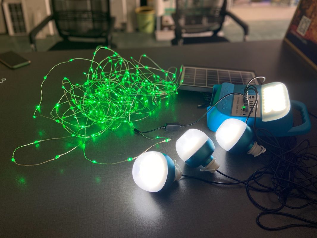 jogos portáteis do sistema de iluminação das energias solares dos bulbos do diodo emissor de luz do sistema 4 do painel 12W solar