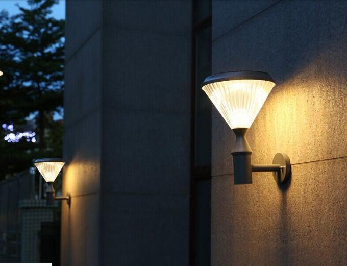 Os cargos de alta qualidade do diodo emissor de luz Polo jardinam luz solar do gramado da coluna da lâmpada