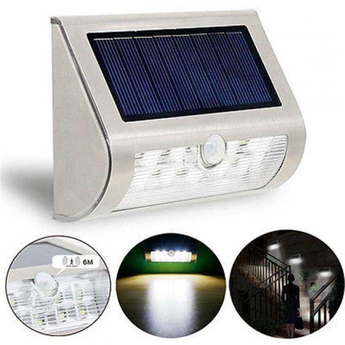 Luzes solares fixadas na parede exteriores solares do sensor de movimento no jardim