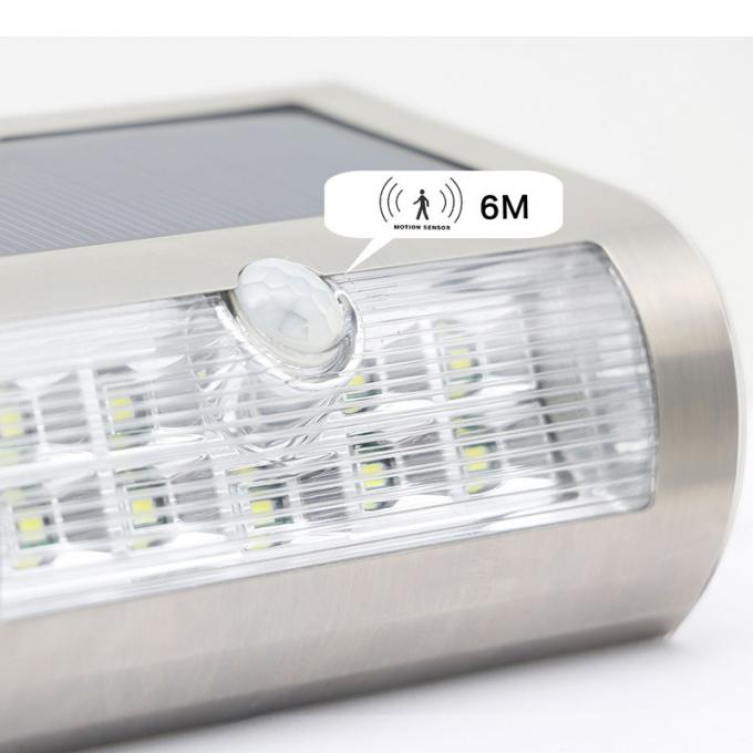 Luzes solares fixadas na parede exteriores solares do sensor de movimento no jardim